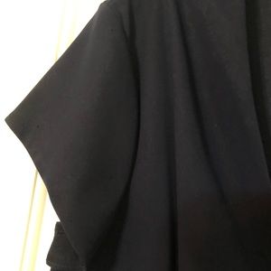 Beautiful dark navy fitted cocktail dress with slimming pleats great nexkline